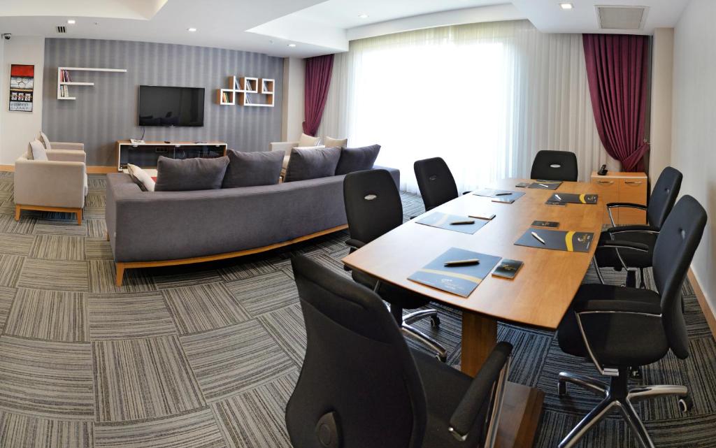 TV a/nebo společenská místnost v ubytování Inci Class Hotel