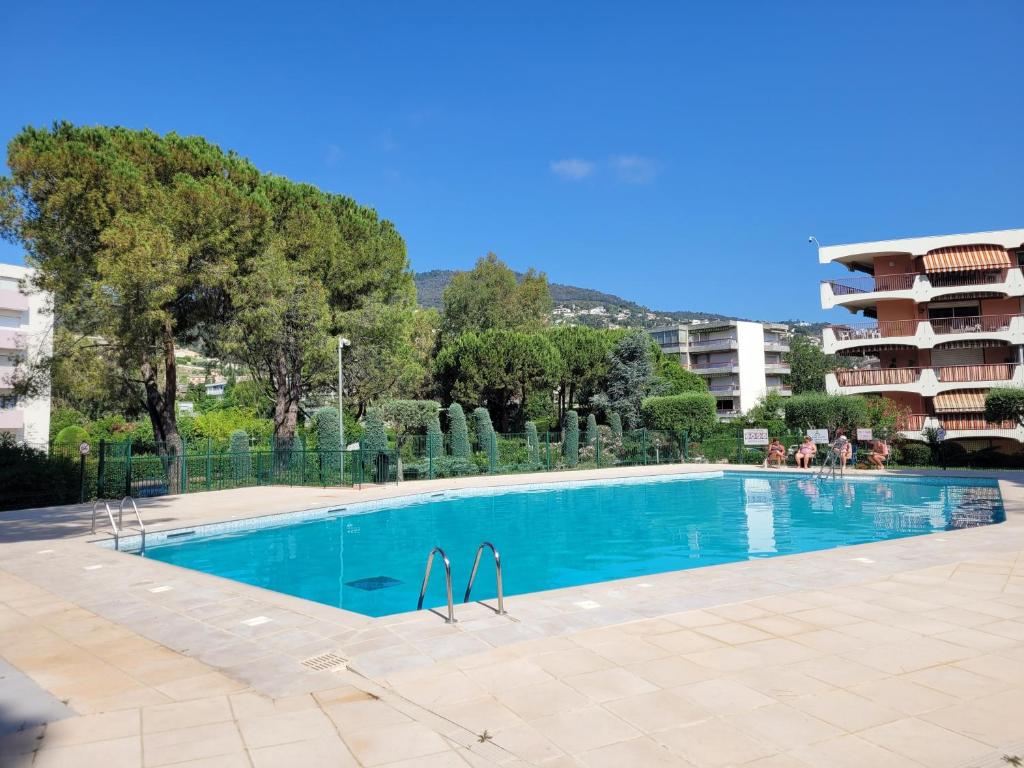 Zdjęcie z galerii obiektu Superbe studio tout neuf dans résidence piscine w mieście Mandelieu-la-Napoule