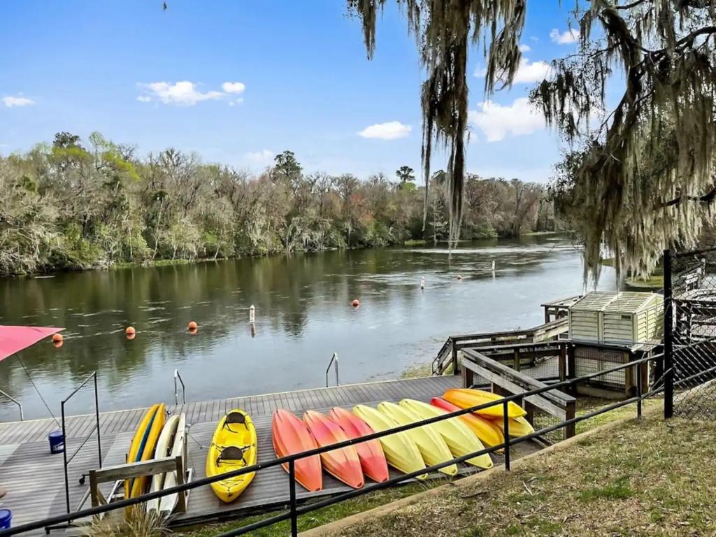 Sunny Bungalow H Escape on the Rainbow River (EUA Dunnellon)