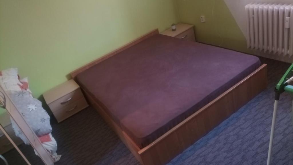 um quarto com uma cama com um colchão roxo em Byt 2+1 s balkonem em Vsetín