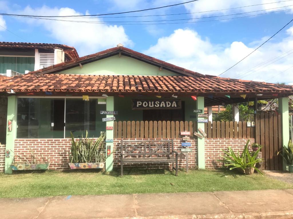 ein Gebäude mit einem Schild, das Pueblula liest in der Unterkunft Aláfia Comandatuba in Una