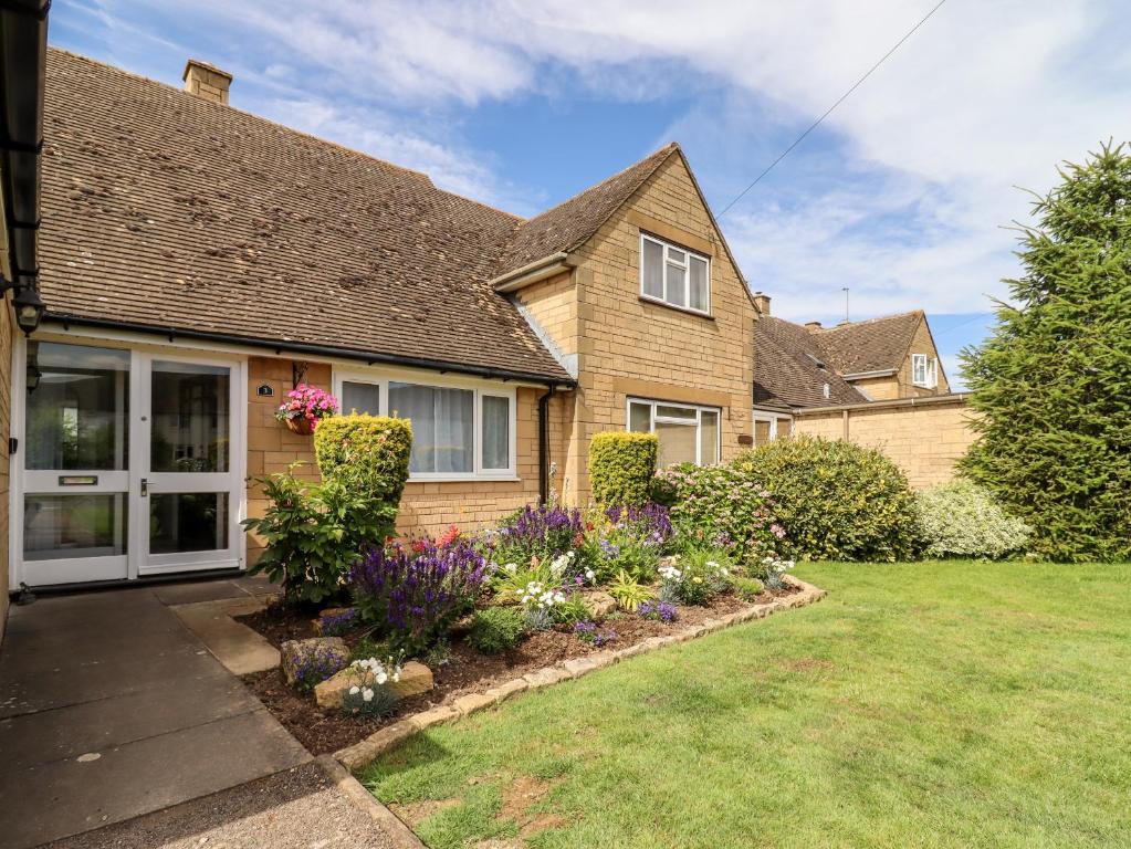 a house with a garden in the front yard at 3 Granbrook Lane in Chipping Campden