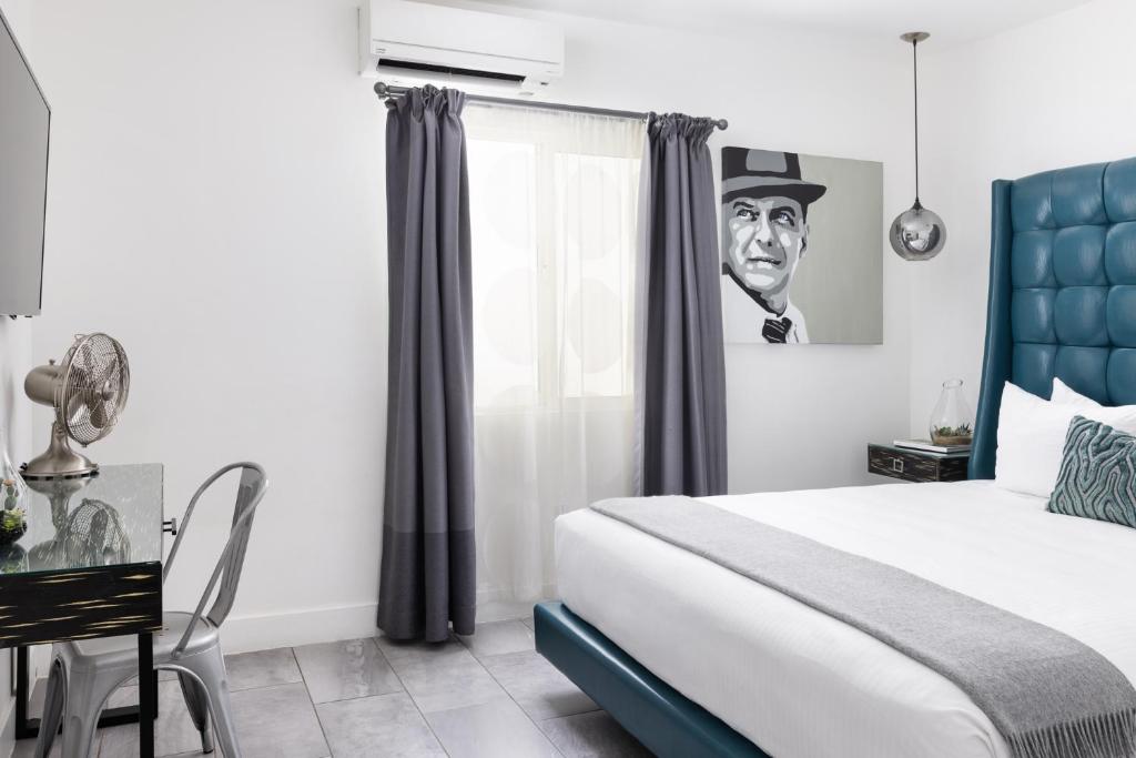 Postel nebo postele na pokoji v ubytování The Palm Springs Hotel