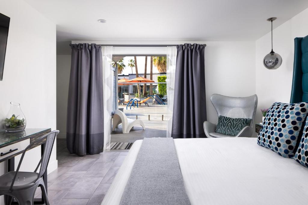 Postel nebo postele na pokoji v ubytování The Palm Springs Hotel