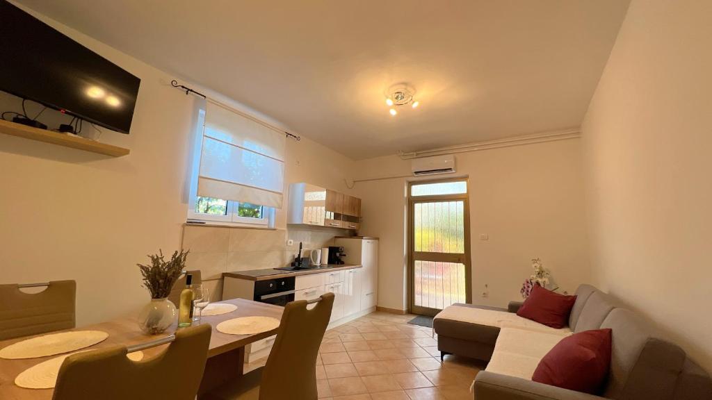 Η κουζίνα ή μικρή κουζίνα στο Apartment Lavanda NEW ❷⓿❷❷