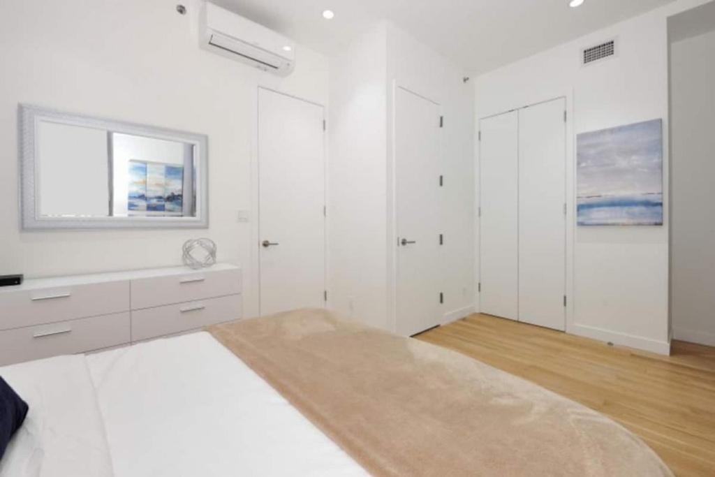 چند قدمی آپارتمان 2 خوابه مجلل تایمز اسکوئر - Steps to Times Square Magnificent 2BR Apartment، چند قدمی آپارتمان 2 خوابه مجلل تایمز اسکوئر