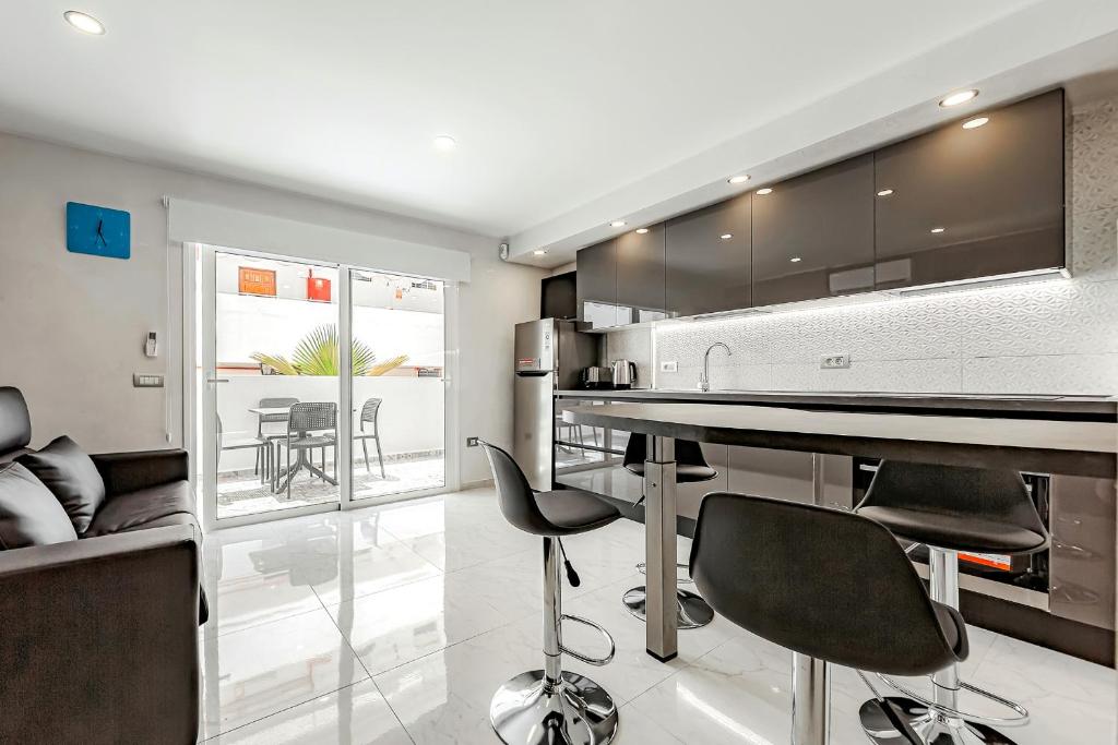 eine Küche mit Tisch und Stühlen in einem Zimmer in der Unterkunft Tenerifeopenhome Luxury comfort Studio in playa Las Americas in Playa de las Americas