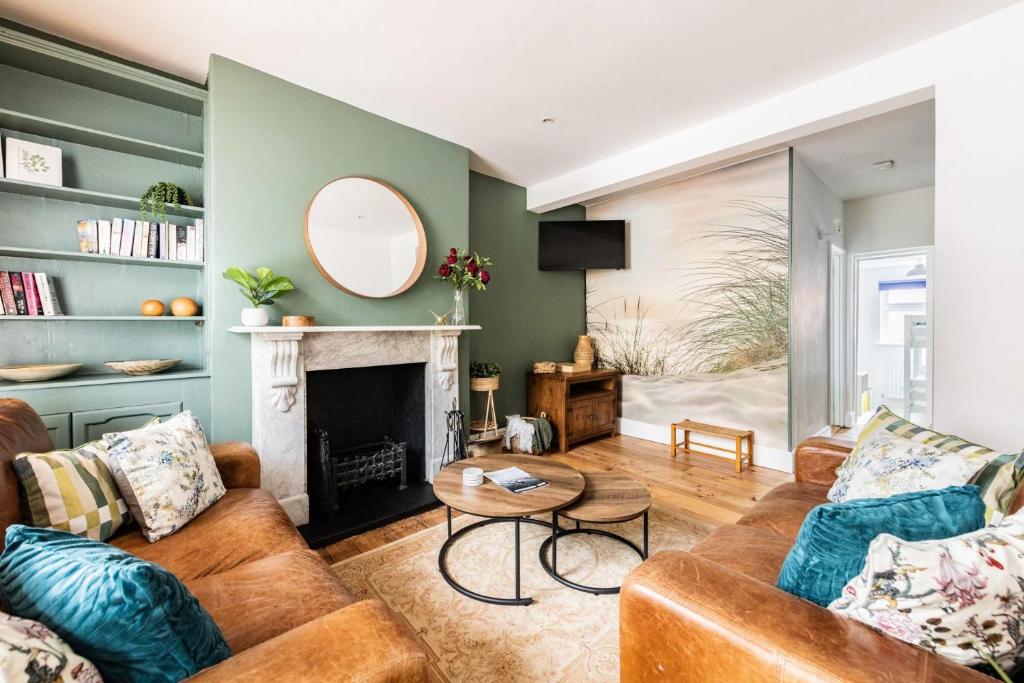 uma sala de estar com um sofá e uma lareira em Seabreeze - Norfolk Holiday Properties em Gorleston-on-Sea