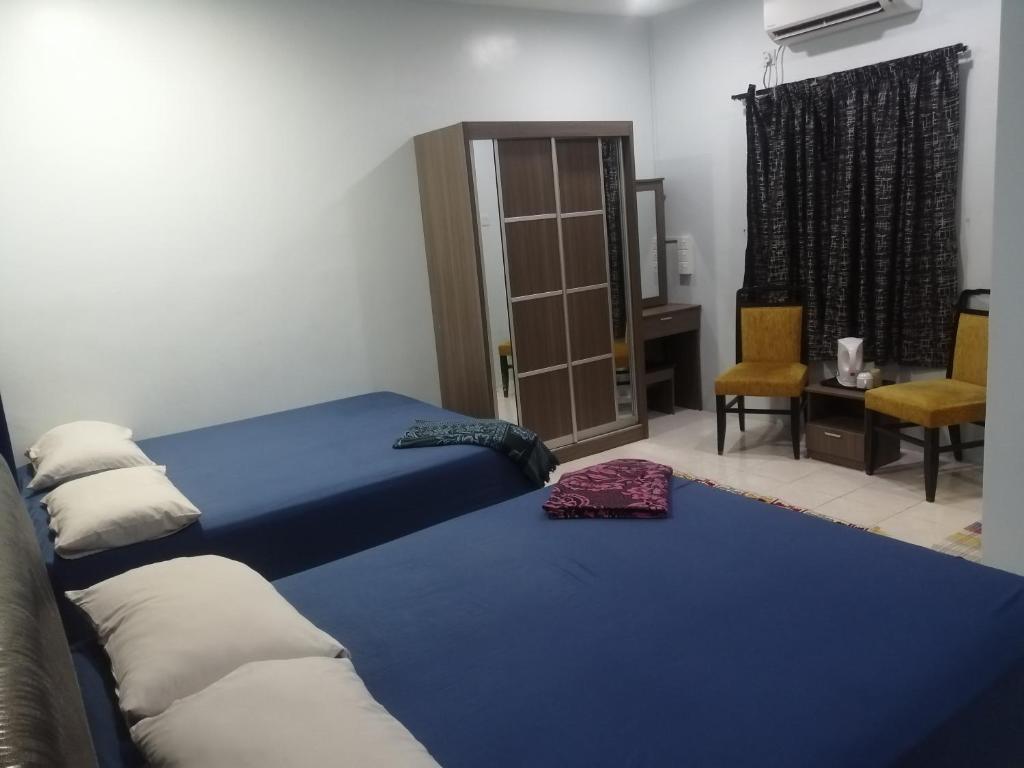 Postel nebo postele na pokoji v ubytování Kamar Musafir MMS