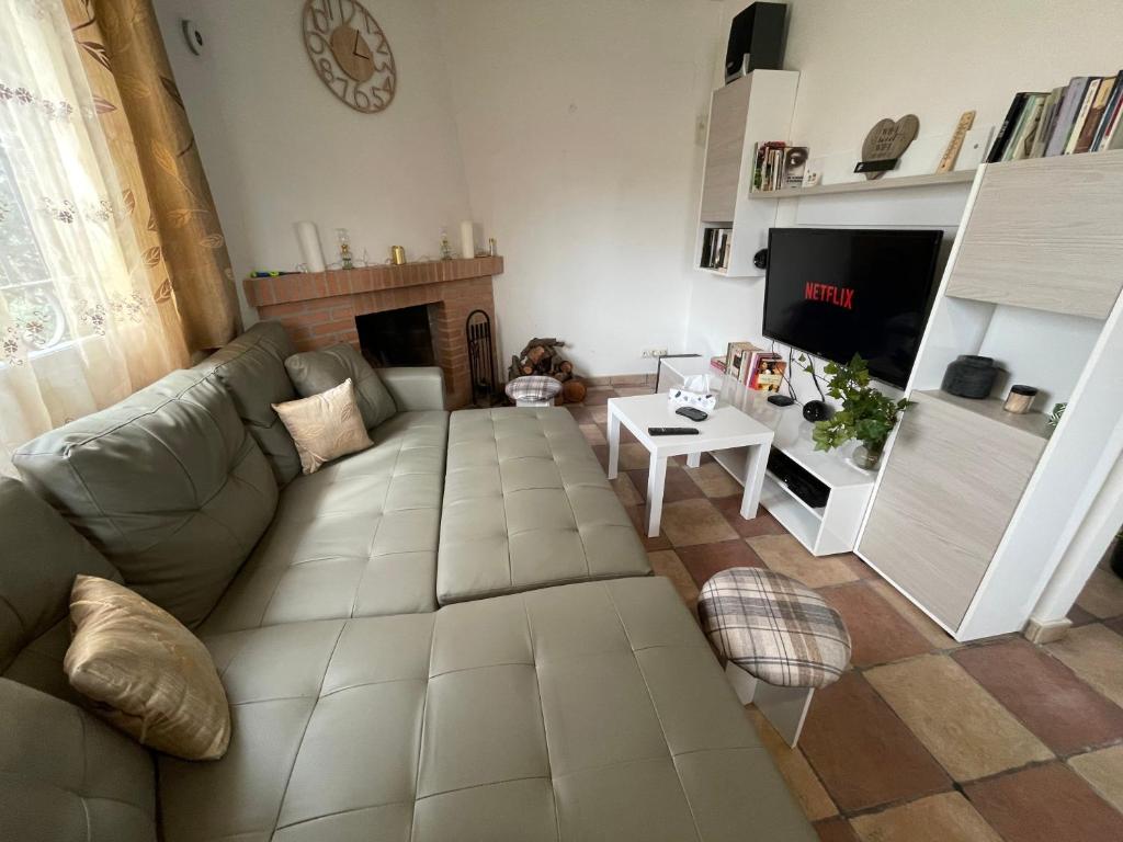 A television and/or entertainment centre at Relajante Casa Rural