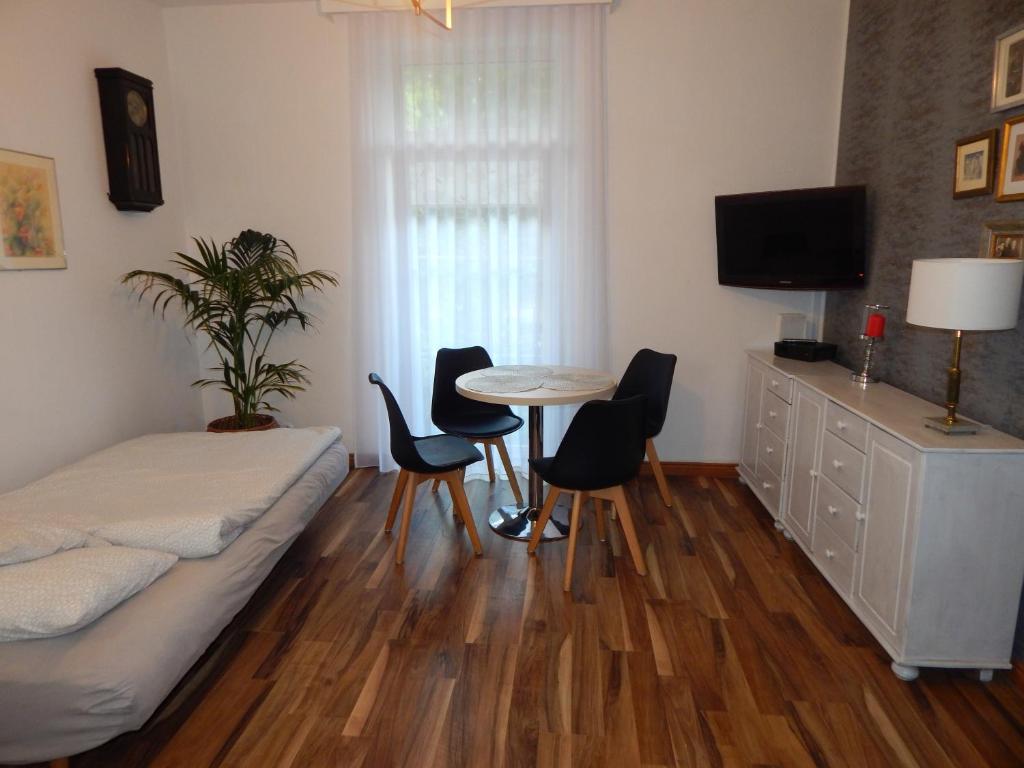 ソポトにあるFajne Lokumのベッドルーム1室(ベッド1台、テーブル、椅子付)