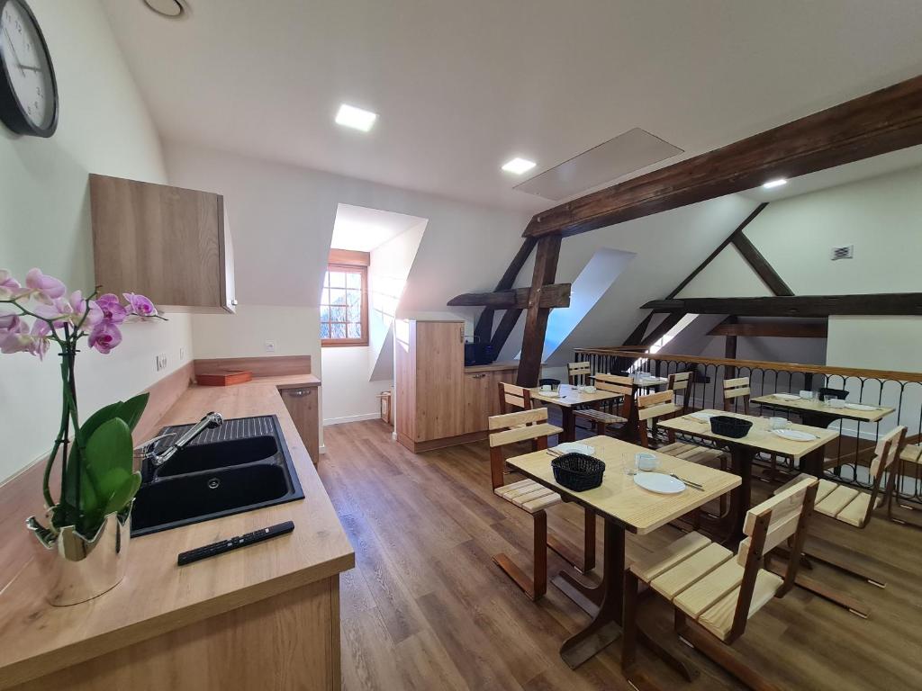 Kuchyň nebo kuchyňský kout v ubytování Le Faubourg - Gîte et chambres d'hôte