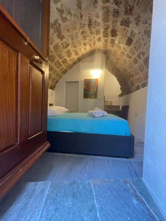 A bed or beds in a room at Vecchia Casa kamara