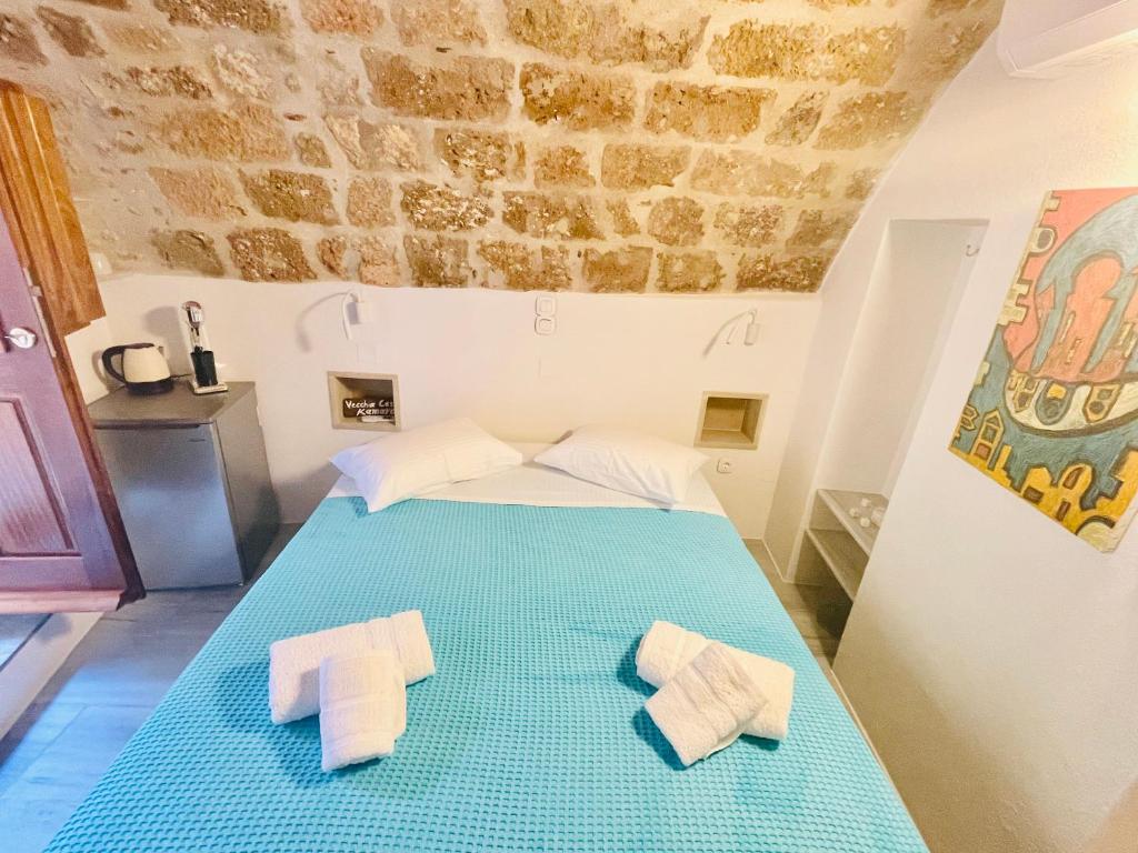A bed or beds in a room at Vecchia Casa kamara