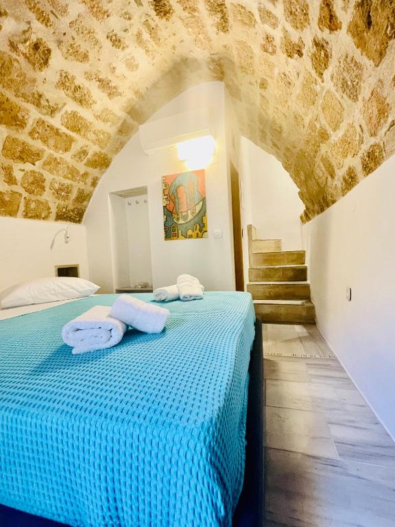 A bed or beds in a room at Vecchia Casa kamara