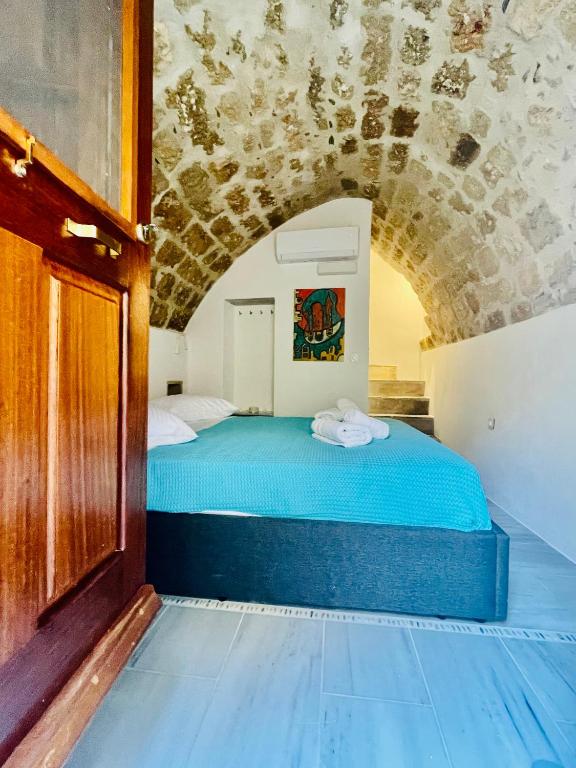A bed or beds in a room at Vecchia Casa kamara