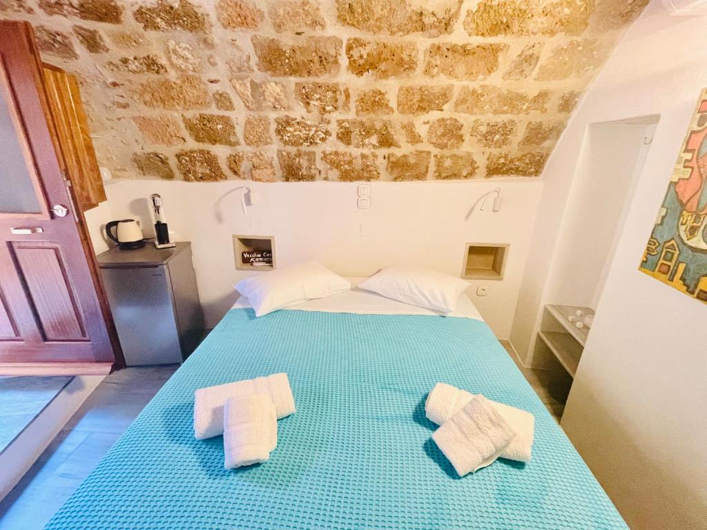 A bed or beds in a room at Vecchia Casa kamara