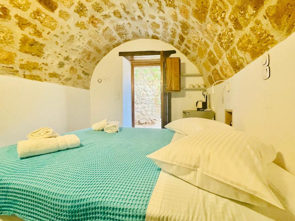 A bed or beds in a room at Vecchia Casa kamara