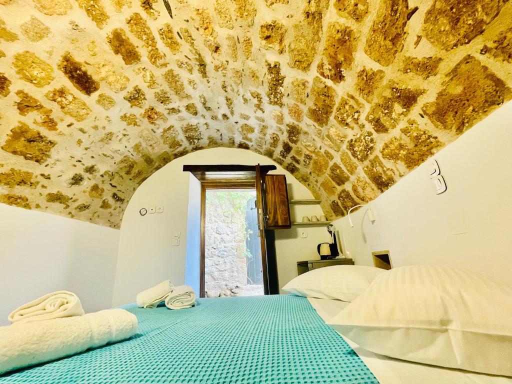 A bed or beds in a room at Vecchia Casa kamara