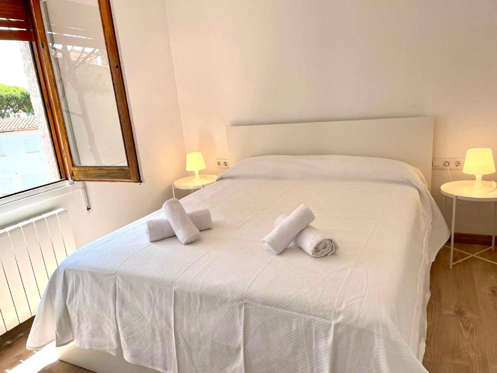 Katil atau katil-katil dalam bilik di Modern apartment with parking 2 min from the beach