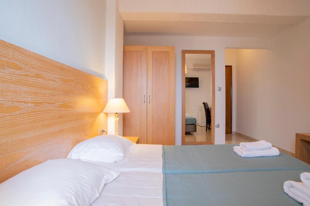 Postel nebo postele na pokoji v ubytování OCEANA Beach Hotel