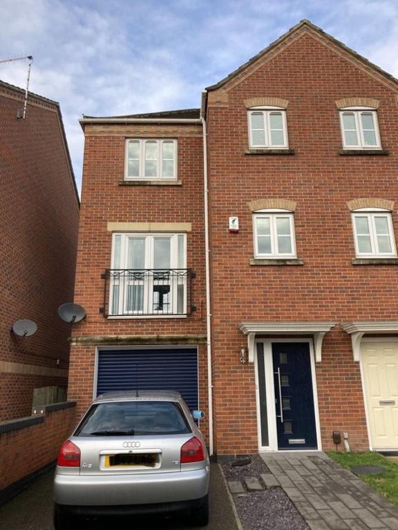Holiday home Sherwood Townhouse close to CC, City hospital and park and