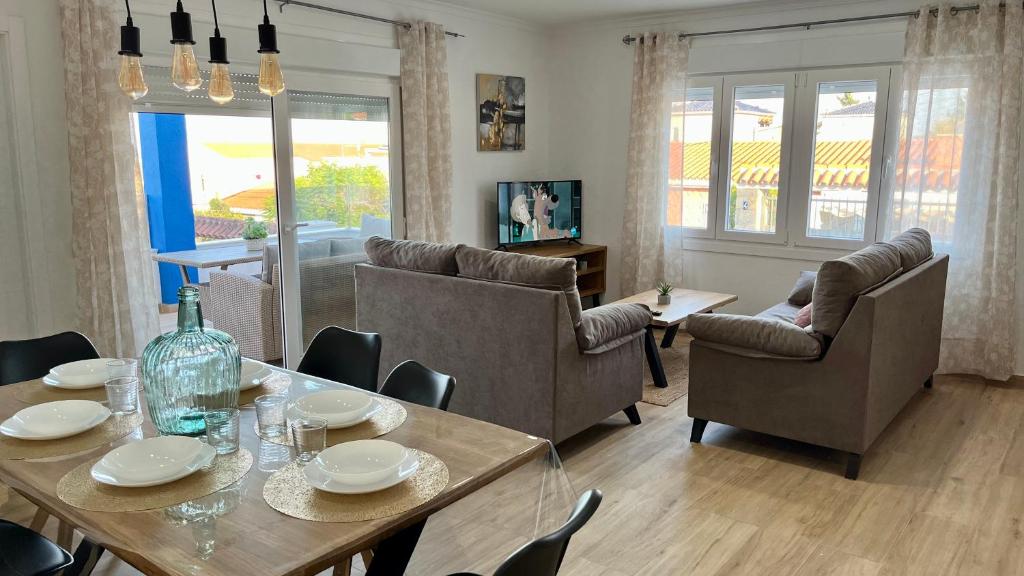 sala de estar con mesa de comedor y sillas en Retama chalet - Somhome, en Peñíscola