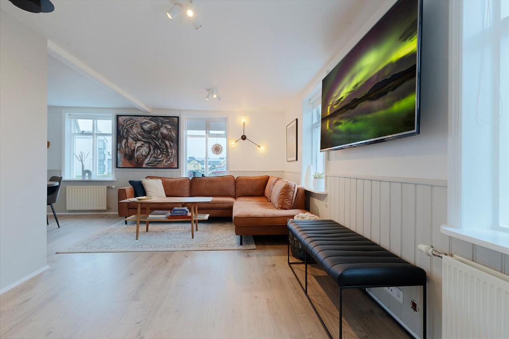 sala de estar con sofá y mesa en V13 Guesthouse, en Keflavík