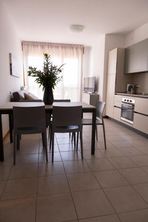 a kitchen and dining room with a table and chairs at Sky Sun & Sea in Cavallino-Treporti