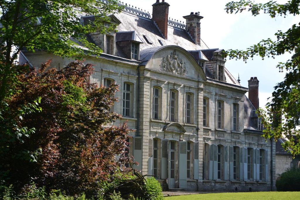 stary dom na środku parku w obiekcie Château de Contay Guesthouse - 1753 w mieście Contay