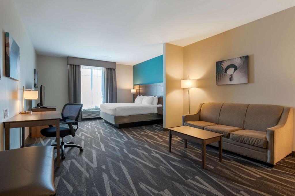 Postel nebo postele na pokoji v ubytování Best Western Plus Centralia Hotel & Suites