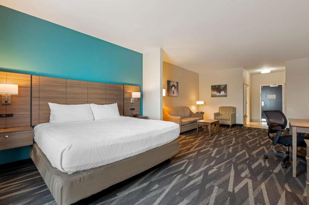 Postel nebo postele na pokoji v ubytování Best Western Plus Centralia Hotel & Suites