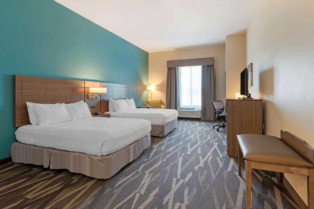 Postel nebo postele na pokoji v ubytování Best Western Plus Centralia Hotel & Suites