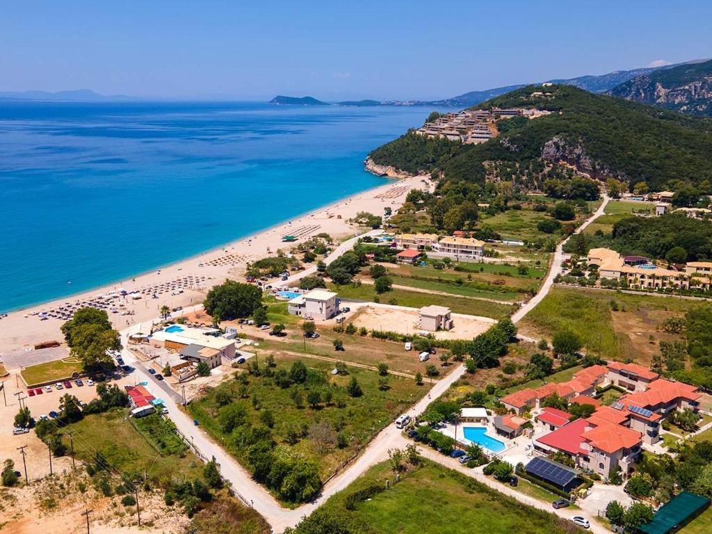 una vista aerea su una spiaggia e sull'oceano di Hotel Elina a Perdika