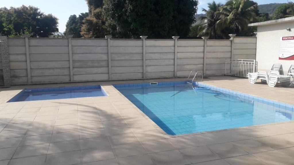 里约热内卢Espaço do Adilson em Paciência RJ的后院的游泳池,带围栏