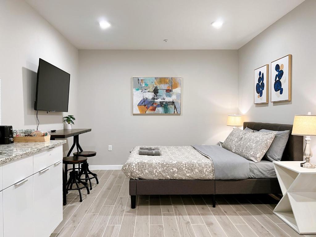 Stay at Luna on Ridge Ave - Studio Apartment