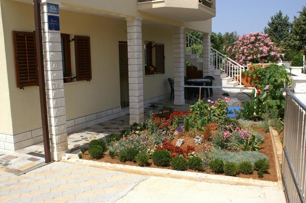 Vonkajšia záhrada v ubytovaní Apartments with parking spaces Rogoznica - 4218