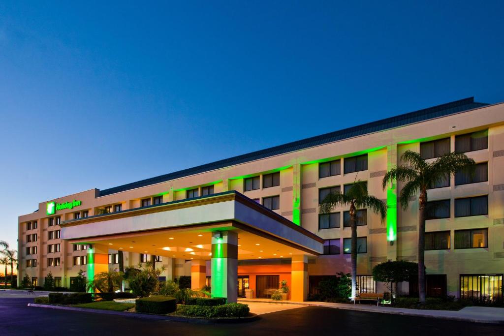 un hotel con luces verdes en la parte delantera en Holiday Inn Port St. Lucie, an IHG Hotel, en Port Saint Lucie