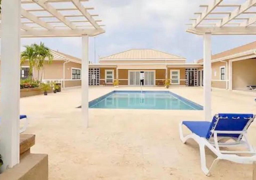 Bazén v ubytování Seashore Vacation Home, Oceanpointe, Lucea, Jamaica nebo v jeho okolí