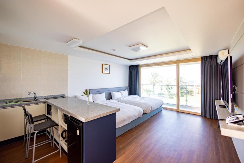 Postel nebo postele na pokoji v ubytování Jeju Arumdaun Resort