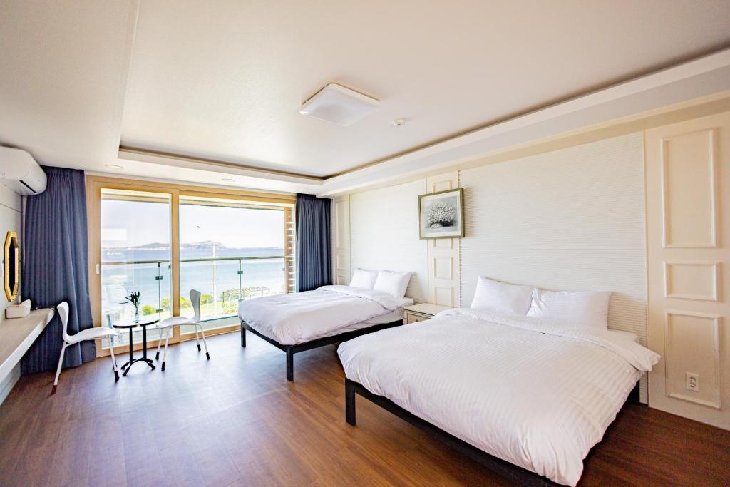 Postel nebo postele na pokoji v ubytování Jeju Arumdaun Resort