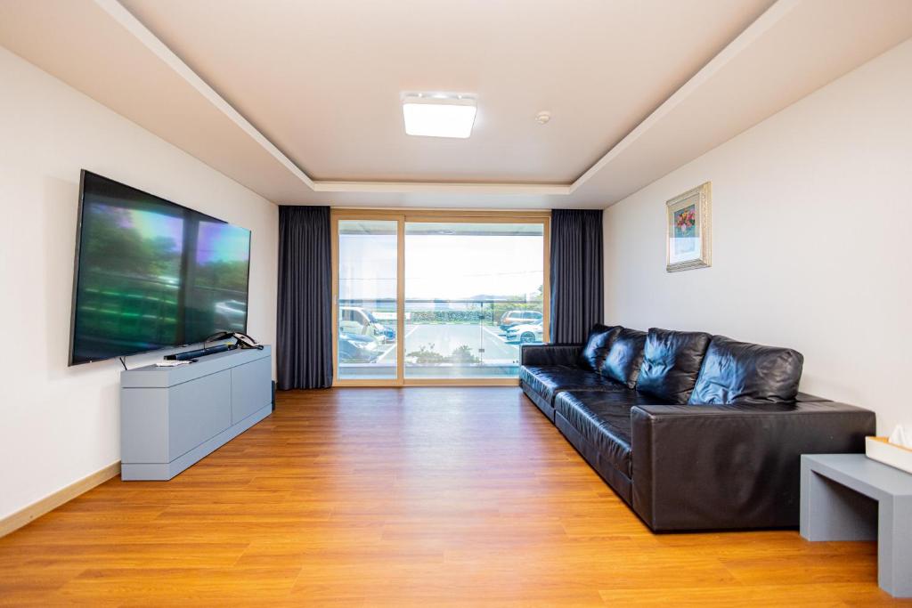 TV a/nebo společenská místnost v ubytování Jeju Arumdaun Resort