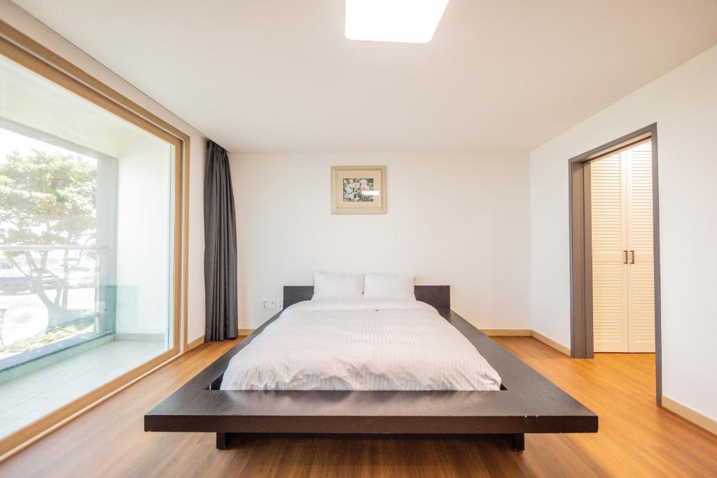 Postel nebo postele na pokoji v ubytování Jeju Arumdaun Resort