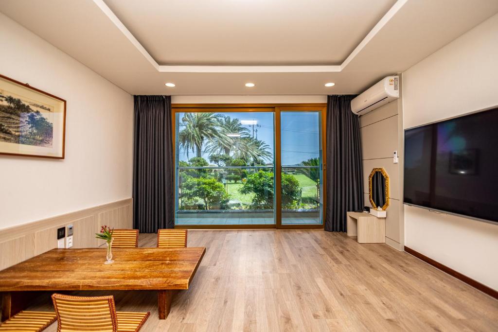 TV a/nebo společenská místnost v ubytování Jeju Arumdaun Resort