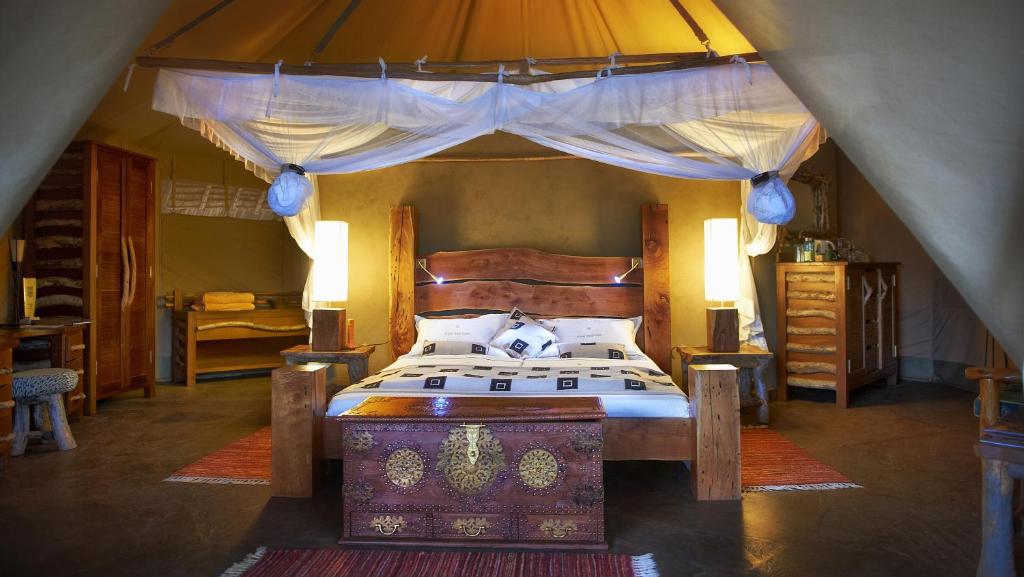 Ένα ή περισσότερα κρεβάτια σε δωμάτιο στο Severin Safari Camp