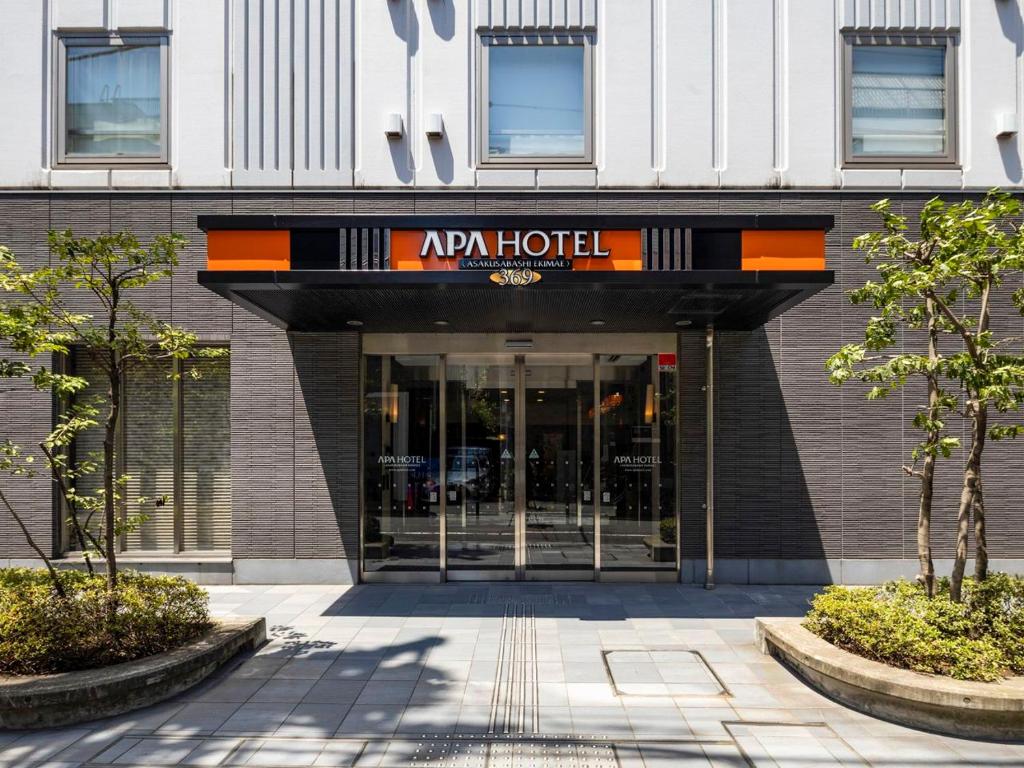 un edificio con entrada a un hotel en APA Hotel Asakusabashi Ekimae, en Tokio