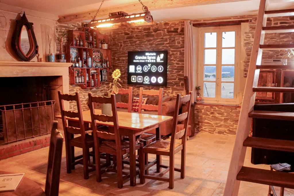 jadalnia ze stołem i krzesłami w obiekcie Cottage with Hot Tube & private Sauna with panoramic view w mieście Les Moutiers-en-Cinglais