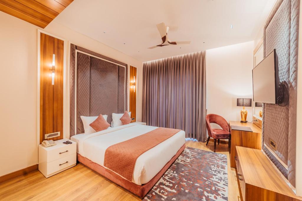TV a/nebo společenská místnost v ubytování The Ramayana Hotel, Ayodhya