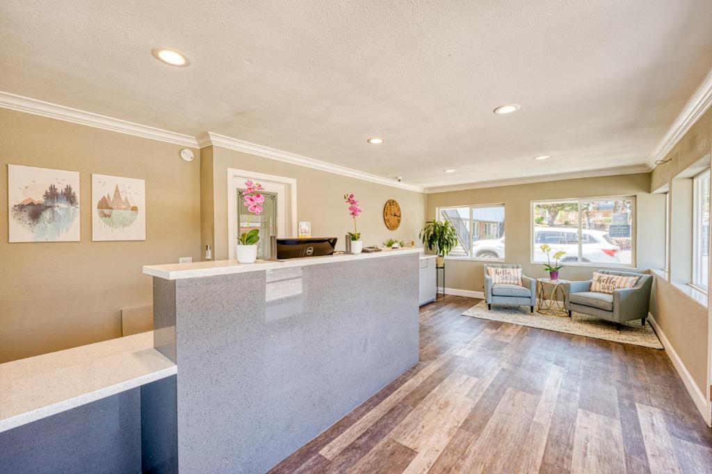 an empty lobby with a bar and a living room at Vagabond Inn San Luis Obispo in San Luis Obispo