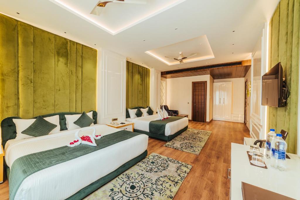 Postel nebo postele na pokoji v ubytování The Ramayana Hotel, Ayodhya